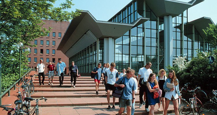 Étudiants sur un campus universitaire lors de leur orientation